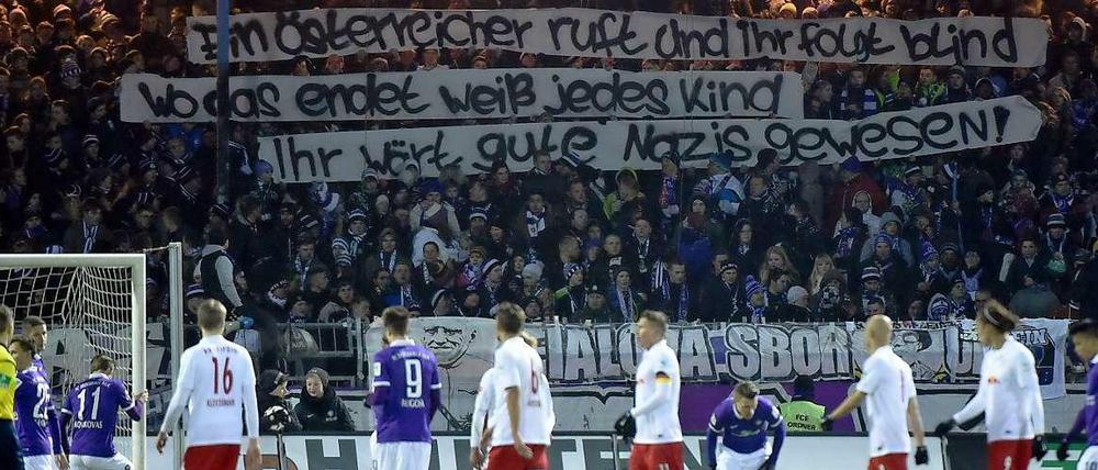 Transparent des Anstoßes. Fans von Erzgebirge Aue vergleichen Red Bull Chef Dietrich Mateschitz mit Adolf Hitler. Der Club hat sich nun entschuldigt.