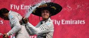 Am Drücker. Rosberg verteilt, Hamilton duckt sich weg.