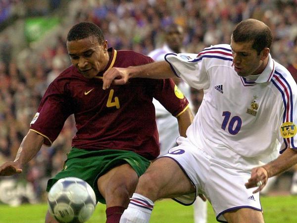 Vidigal versucht sich bei der EM 2000 den Ball gegen des Franzosen Zinedine Zidane zu erkämpfen.