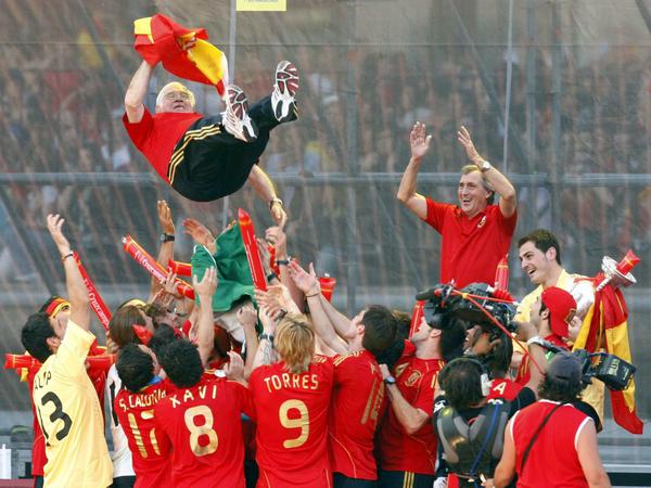 Fliegende Legende. Als Nationaltrainer wurde Luis Aragones nach dem Gewinn des EM-Titels 2008 stürmisch gefeiert.