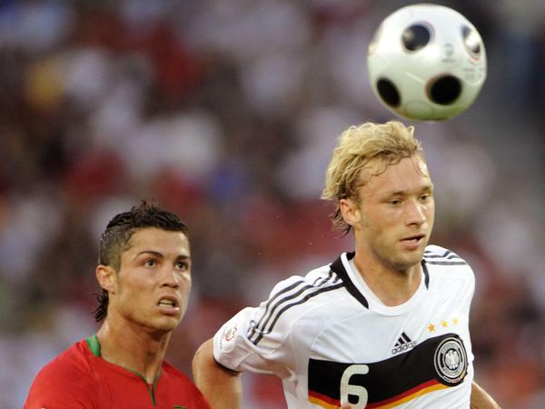 Lang ist's her. Im Viertelfinale der EM 2008 spielte Simon Rolfes gegen Portugal mit Cristiano Ronaldo (l.).