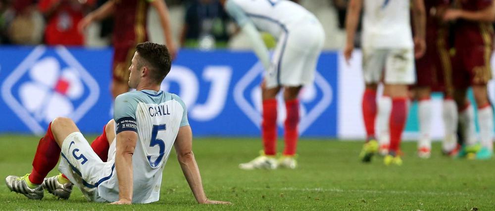 epa05358387 Gary Cahill (L) of England reacts after the final whistle of the UEFA EURO 2016 group B preliminary round match between England and Russia at Stade Velodrome in Marseille, France, 11 June 2016. (RESTRICTIONS APPLY: For editorial news reporting purposes only. Not used for commercial or marketing purposes without prior written approval of UEFA. Images must appear as still images and must not emulate match action video footage. Photographs published in online publications (whether via the Internet or otherwise) shall have an interval of at least 20 seconds between the posting.) EPA/TOLGA BOZOGLU EDITORIAL USE ONLY +++(c) dpa - Bildfunk+++