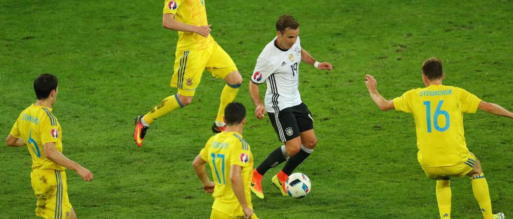 Umzingelt. Deutschlands Stürmer Mario Götze schoss gegen die Ukraine nur zweimal aufs Tor.