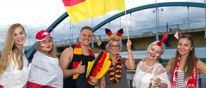 Fußballfans aus Deutschland und Polen posieren beim Public Viewing am Grenzübergang Stadtbrücke in Frankfurt/Oder.
