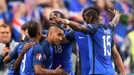Frankreichs Dimitri Payet (2L) feiert das 3:0 beim Viertelfinale gegen Island.