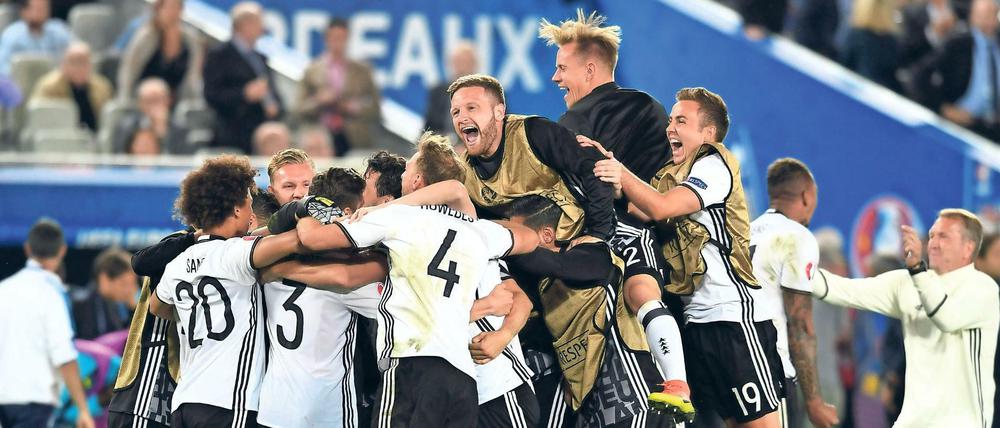 Jubel der deutschen Nationalmannschaft nach dem Elfmeterschießen gegen Italien im Viertelfinale der Euro 2016.