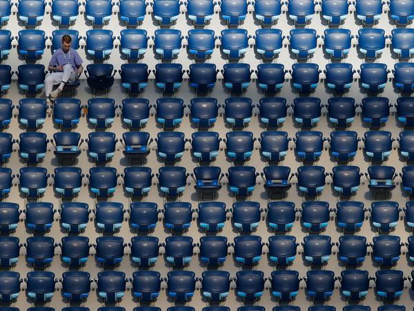 Leere Sitze beim EM-Spiel Schweden gegen Polen im Stadion von Sankt Petersburg.