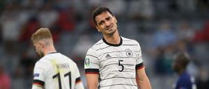 Mats Hummels schaut niedergeschlagen während des ersten EM-Spiels der DfB-Elf gegen Frankreich.