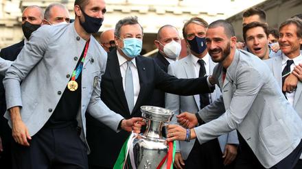 Auf Staatsbesuch. Der neue Europameister wurde am Montag vom italienischen Staatspräsidenten Sergio Matarella (im dunklen Anzug) empfangen.
