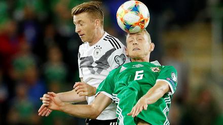 Augen zu und durch. Marco Reus (links) und die deutsche Nationalmannschaft mussten gegen die Nordiren eine Menge Arbeit verrichten. 