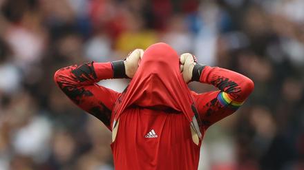 Manuel Neuer zieht sich nach dem Abpfiff das Trikot über den Kopf.