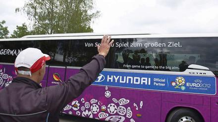 Ich grüße sie! Der Weg des deutschen Mannschaftsbusses führt nur über Holland ins Viertelfinale.