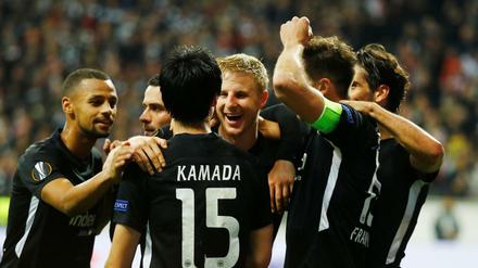 Sie freuen sich zurecht. Eintracht Frankfurt gewann mit 2:1 gegen Standard Lüttich.