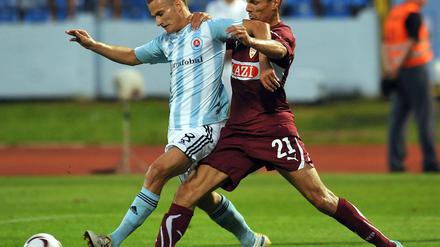 Erik Grendel (li.) von Slovan Bratislava gegen Stuttgarts KhalidBoulahrouz. 