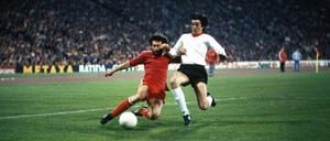 Volle Haarpracht: Paul Breitner (l.) will 1981 Alan Hansen (Liverpool) stoppen.
