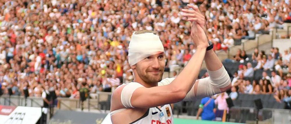 Lucas Jakubczyk muss nach seinem Sturz bandagiert das Olympiastadion verlassen.
