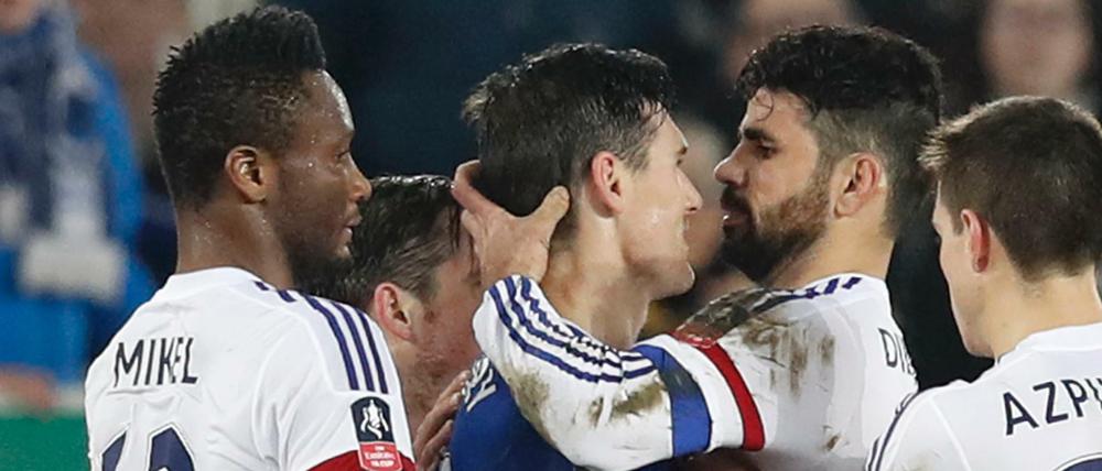 Heftige Umarmung. Diego Costa knöpft sich Gareth Barry vor, wie weit er den Mund aufriss, ließ sich jedoch nicht klären. 