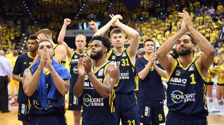 Mit Applaus ins Finale. Die Basketballer von Alba Berlin haben in den Play-offs bisher alle sechs Spiele gewonnen.