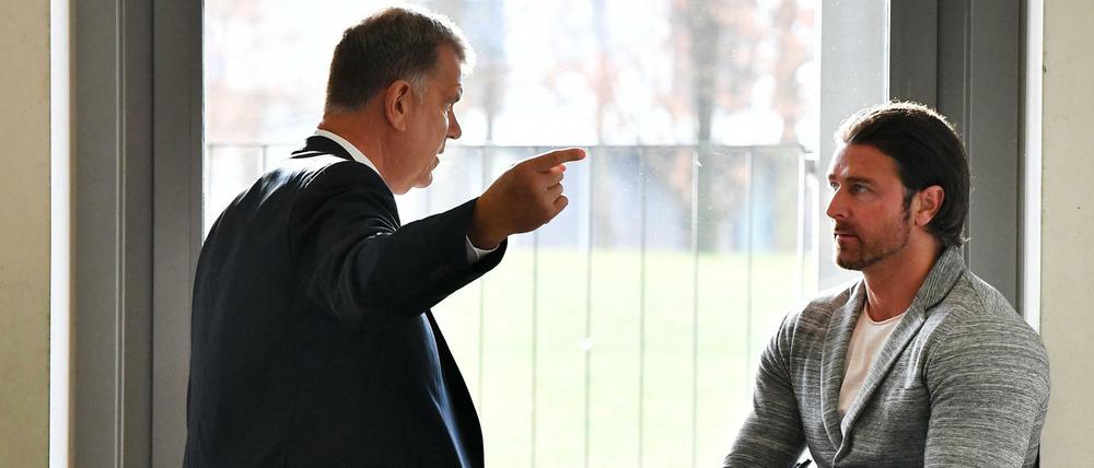 Der frühere Bundesliga-Torhüter Heinz Müller (r) und sein Anwalt Horst Kletke (l) sprechen vor Verhandlungsbeginn am Bundesarbeitsgericht miteinander. Das Gericht verhandelt über die Rechtmäßigkeit befristeter Arbeitsverhältnisse im Profifußball. 