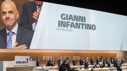Hand aufs Herz. Die Wahl von Gianni Infantino wird von der internationalen Presse begrüßt.