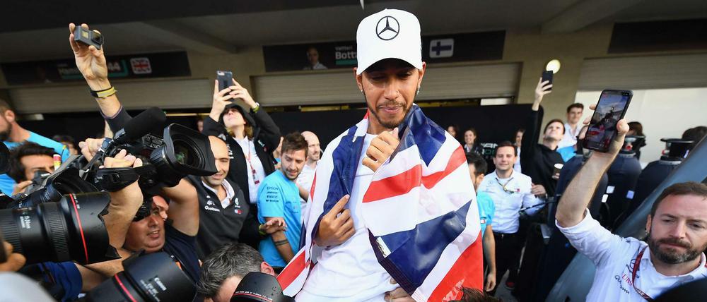 Lewis Hamilton genießt seinen Triumph in Mexiko.