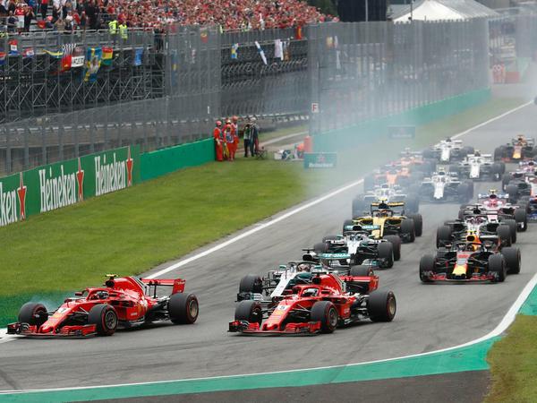 Kurz vor dem Crash. In der ersten Kurve kam es für Vettel zur unliebsamen Berührung.