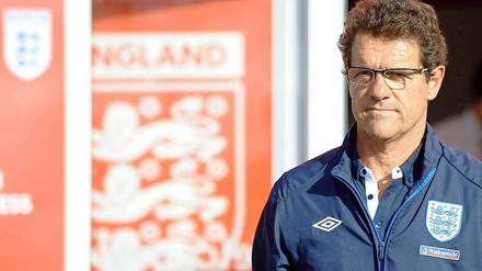Der Italiener Fabio Capello darf die englische Nationalmannschaft trotz des schwachen Abschneidens bei der WM auch künftig trainieren.