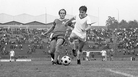 Helmut Faeder (li.) im Trikot von Hertha Zehlendorf 1970 beim Aufstiegsspiel gegen Pirmasens. 