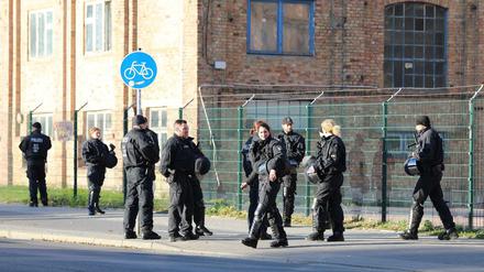 Rostock: Polizeibeamte stehen während eines Einsatzes auf einer Straße in der Kröpeliner-Tor-Vorstadt vor dem Pokalspiel des FC Hansa Rostock gegen den 1. FC Nürnberg.