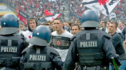 Konfrontation zwischen Polizei und Anhängern von Eintracht Frankfurt im April 2012.