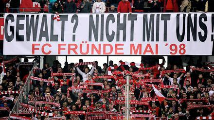 Die Anhänger des 1.FC Köln positionierten sich mehrfach gegen Gewalt aus ihren Reihen, wie am 10.03.2012 vor dem Spiel gegen Hertha BSC - dennoch scheinen auch sie machtlos, wenn chaotische Anhänger ihres Vereins zu Gewalt greifen.