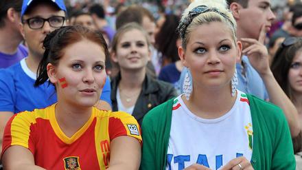 In trauter Zweisamkeit: Anhängerinnen von Spanien und Italien auf der Berliner Fanmeile.