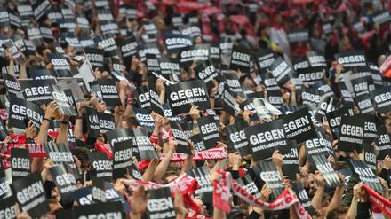 "Gegen Montagsspiele" - hier protestieren die Fans beim Spiel Mainz gegen Freiburg im April diesen Jahres. 