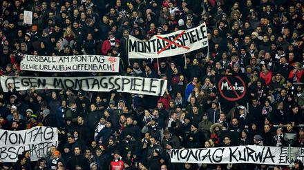 Fans von Eintracht Frankfurt halten zu Spielbeginn der Partie gegen Leipzig Plakate als Protest gegen das Montagsspiel hoch. 