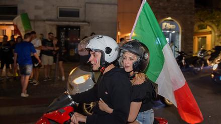 Die italienischen Fans in Rieti feiern den Einzug ins EM-Finale.