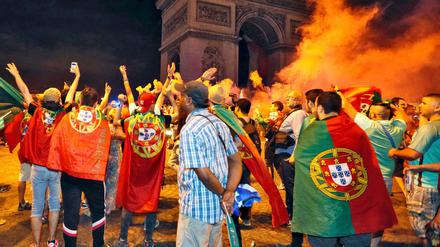 Portugiesische Fans feiern am Arc de Triomphe in Paris.