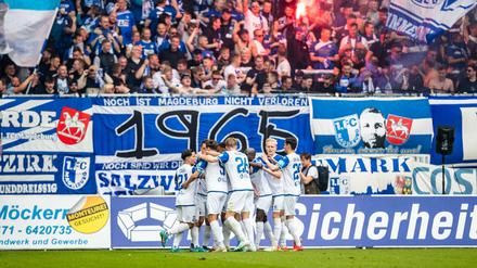 Der 1. FC Magdeburg jubelt über den Meistertitel in der Dritten Liga und schafft den Wiederaufstieg.