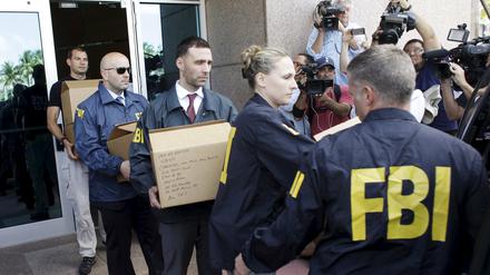 Mitarbeiter des FBI sichern Dokumente in der Zentrale des nord-und mittelamerikanischen Fußballverband CONCACAF in Miami.