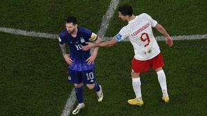 Zu schnell selbst für den Handshake. Messi stellte Lewandowski klar in den Schatten.