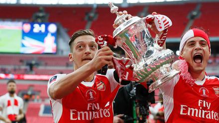 Arsenals Mesut Özil (links) und Granit Xhaka bejubeln den Erfolg.
