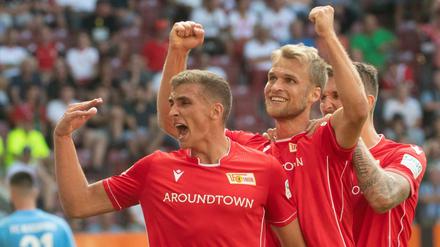 Da ist das Ding! Grischa Prömel (links) und Robert Andrich (rechts) jubeln mit Unions erstem Bundesliga-Torschützen Sebastian Andersson. 