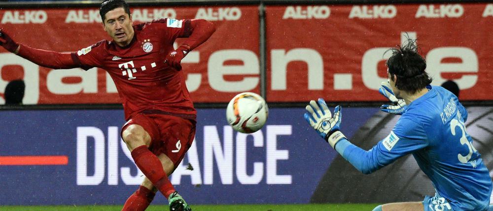 Robert Lewandowski (l.) von München erzielt gegen Torwart Marwin Hitz das 0:2. 
