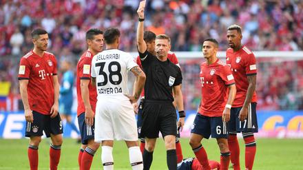Rot und runter. Wegen seiner Attacke gegen Bayern Münchens Rafinha (am Boden) muss Karurim Bellarabi länger aussetzen.