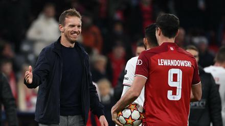 Trainer Julian Nagelsmann (links) gratuliert Münchens Robert Lewandowski nach dem Spiel.