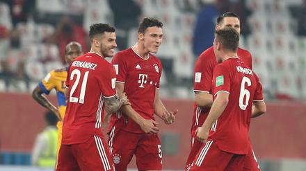 Finale: Bayern Münchens Benjamin Pavard (2.v.l) feiert mit seinen Mannschaftskameraden den ersten Treffer seiner Mannschaft.
