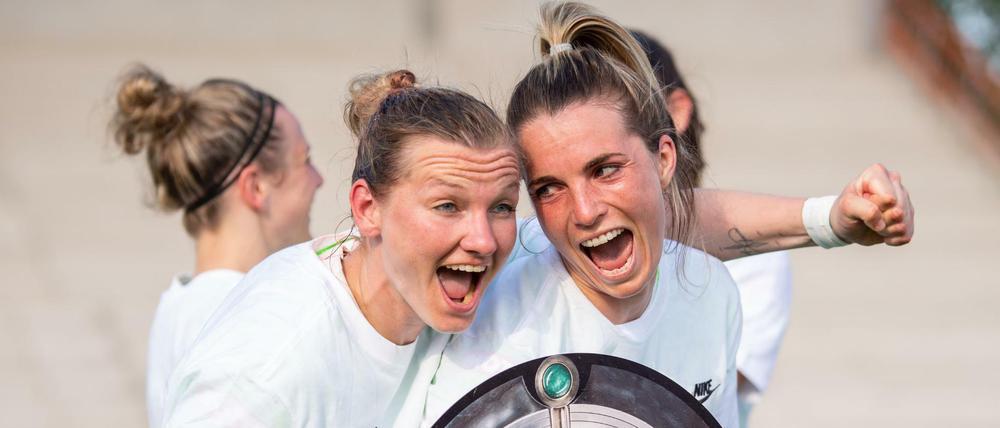 Da ist das Ding. Alexandra Popp (links) und Sandra Starke feiern den Titelgewinn mit dem VfL Wolfsburg.