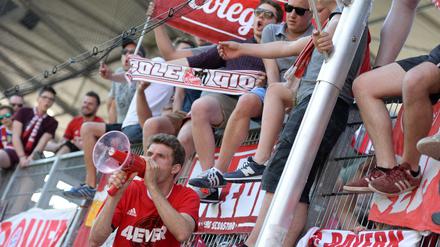 Thomas Müller von München feiert mit den Fans den Gewinn der Deutschen Meisterschaft. 