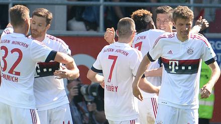 Münchens Spieler bejubeln den Sieg in Ingolstadt - und den Titel. 
