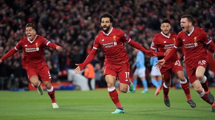 Alles auf Rot: Mohamed Salah (m.) bringt Liverpool früh in Führung.