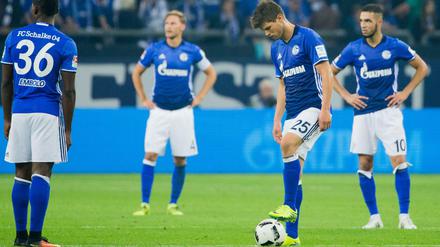 Die Schalker Spieler müssen derzeit eine Pleite nach der anderen hinnehmen.